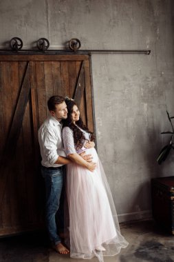 Harika evli çift evde poz