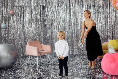 Mutlu genç anne ve oğlu eğleniyor. 