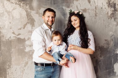 Mutlu genç aile Studio poz