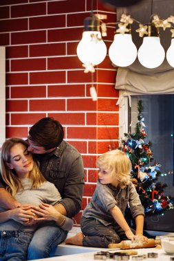 Mutlu genç aile evde kurabiye yapma 