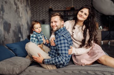 Mutlu anne baba ve sevimli oğlu yatak odasında 
