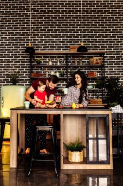 Mutlu anne baba ve sevimli oğlu mutfak 