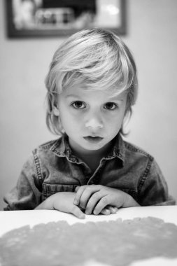 Çocuk evde kurabiye yapıyor. 