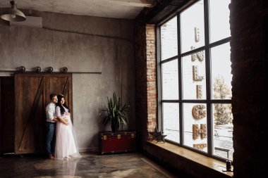 Harika evli çift evde poz