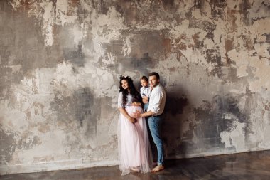 Mutlu genç aile Studio poz