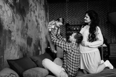 Mutlu anne baba ve sevimli oğlu yatak odasında 