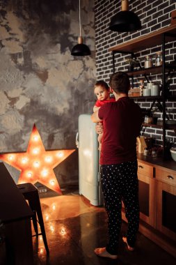 Mutlu genç baba oğlu ile poz 