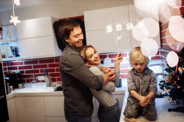 Mutlu genç aile evde kurabiye yapma 