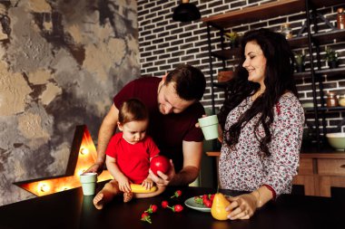 Mutlu anne baba ve sevimli oğlu mutfak 