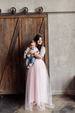 Mutlu anne ve oğlu studio poz