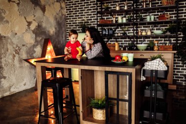 Mutlu anne ve mutfak sabah üzerinde şirin oğlu