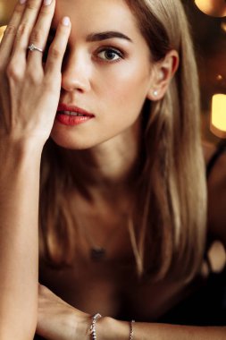 Stüdyoda poz veren güzel genç bir kadın.