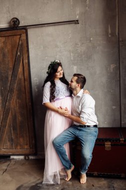 Harika evli çift evde poz