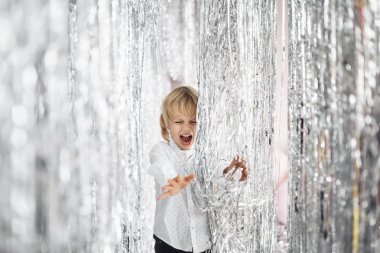 Mutlu sevimli çocuk Studio tatil dekorasyonu ile eğleniyor 