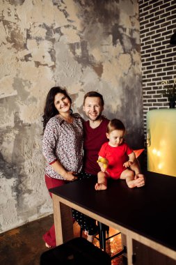 Mutlu anne baba ve sevimli oğlu sabah mutfakta