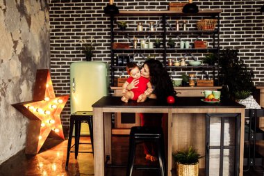 Mutlu anne ve mutfak sabah üzerinde şirin oğlu