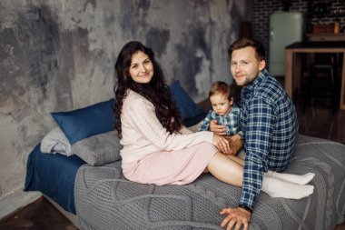 Mutlu anne baba ve sevimli oğlu yatak odasında 