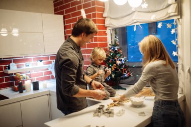 Mutlu genç aile evde kurabiye yapma 