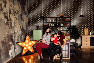 Mutlu anne baba ve sevimli oğlu mutfak 