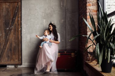 Mutlu anne ve oğlu studio poz