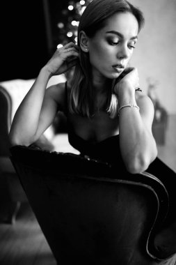 Stüdyoda poz veren güzel genç bir kadın.