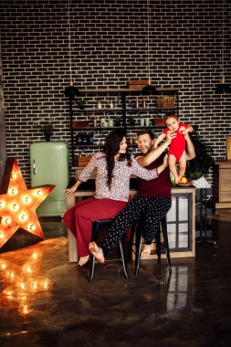 Mutlu anne baba ve sevimli oğlu mutfak 