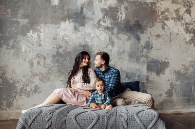 Mutlu anne baba ve sevimli oğlu yatak odasında 