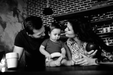 Mutlu anne baba ve sevimli oğlu sabah mutfakta