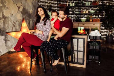 Mutlu anne baba ve sevimli oğlu mutfak 