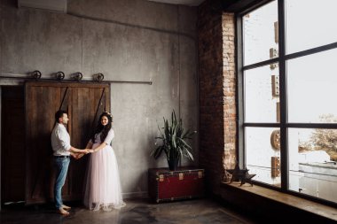 Harika evli çift evde poz