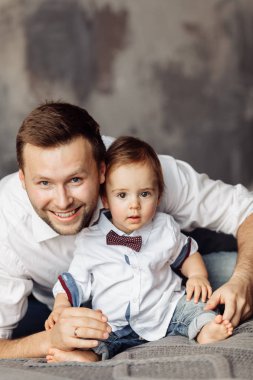 Mutlu genç baba oğlu ile poz 