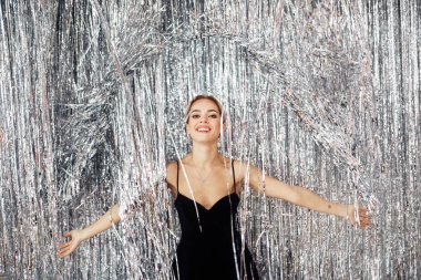  Stüdyoda poz veren güzel genç bir kadın.