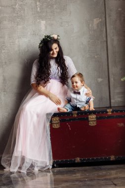 Mutlu anne ve oğlu studio poz