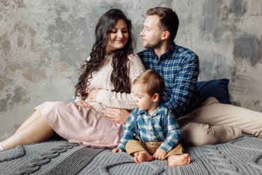 Mutlu anne baba ve sevimli oğlu yatak odasında 