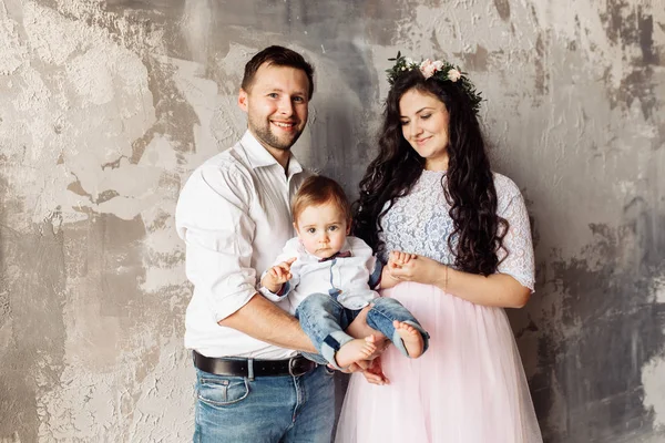 Feliz Jovem Família Posando Estúdio — Fotografia de Stock