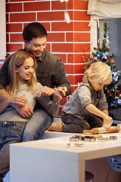 Joyeux Jeune Famille Faire Des Cookies Maison — Photo