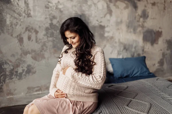 Счастливая Красивая Беременная Женщина Позирует Спальне — стоковое фото