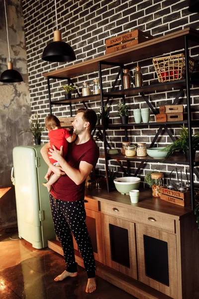 Ευτυχής Πατέρας Και Γιος Του Χαριτωμένο Στην Κουζίνα — Φωτογραφία Αρχείου