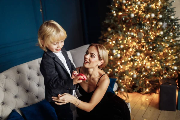 Mutlu Genç Anne Oğlu Noel Ağacının Yanında Poz Veriyor — Stok fotoğraf