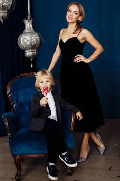 Feliz Jovem Mãe Seu Filho Com Doce Cana Posando — Fotografia de Stock