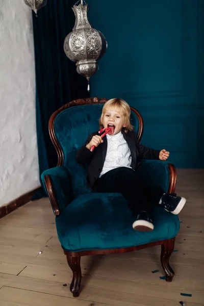 Menino Bonito Feliz Com Cana Açúcar Sentado Cadeira — Fotografia de Stock