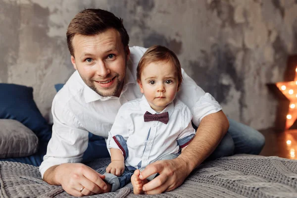 Feliz Joven Padre Posando Con Hijo — Foto de Stock