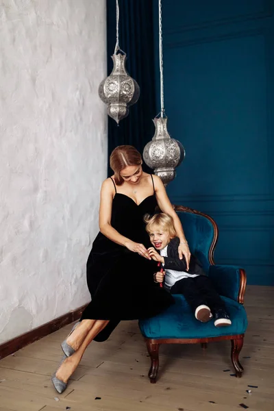 Feliz Jovem Mãe Seu Filho Com Doce Cana Posando — Fotografia de Stock