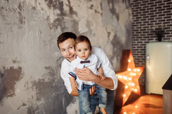 Gelukkig Jonge Vader Poseren Met Zoon — Stockfoto