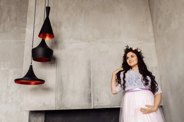 Gelukkig Mooi Zwanger Vrouw Poseren Thuis — Stockfoto