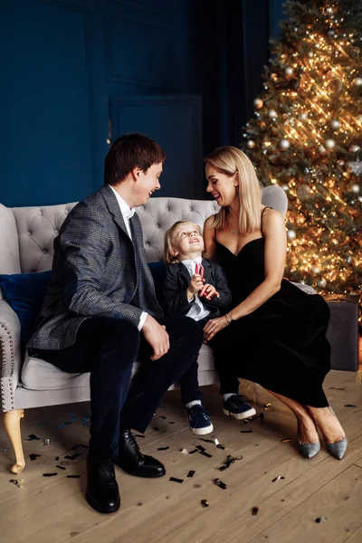 Noel Ağacının Yanında Mutlu Bir Aile — Stok fotoğraf