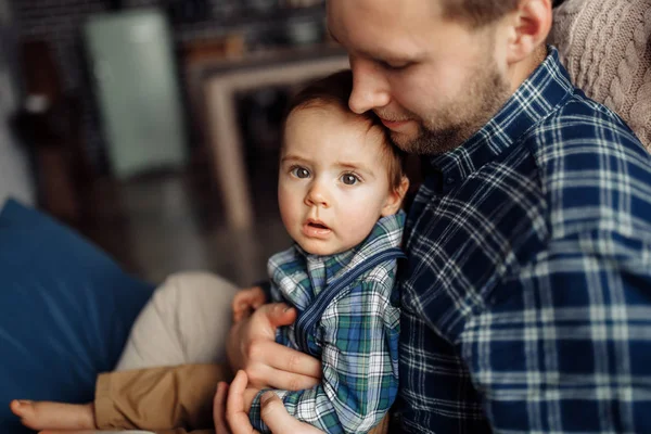 Gelukkig Jonge Vader Poseren Met Zoon — Stockfoto