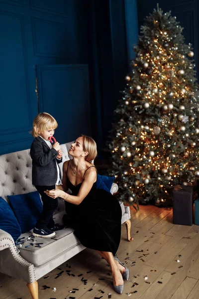 Gelukkig Jong Moeder Haar Zoon Poseren Buurt Van Kerstboom — Stockfoto