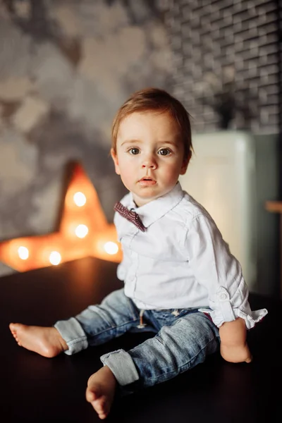 Pequeno Bonito Menino Com Arco Gravata Posando — Fotografia de Stock