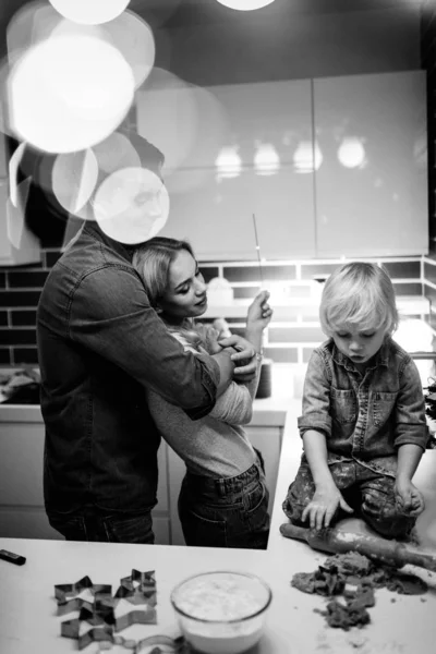 Feliz Familia Joven Haciendo Galletas Casa — Foto de Stock